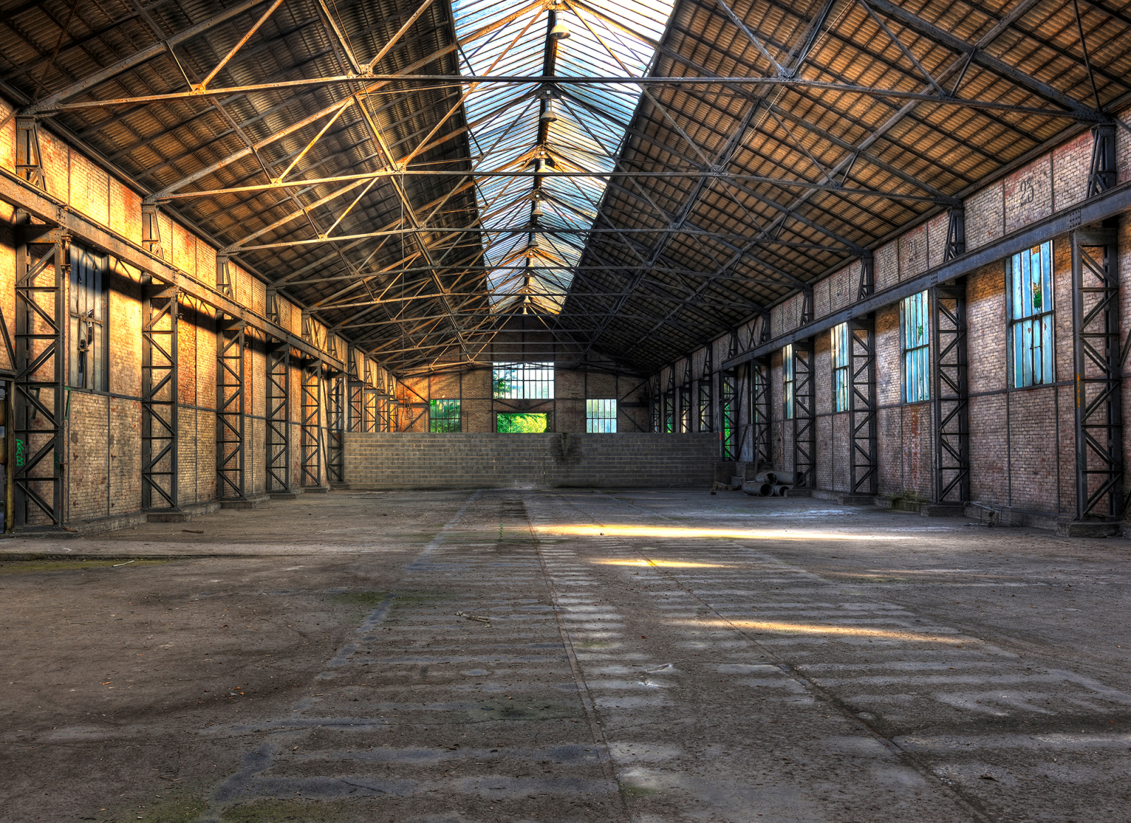 Fototapete DESIGNWALLS - grau-gelb - Alte Halle - 2,55 Meter