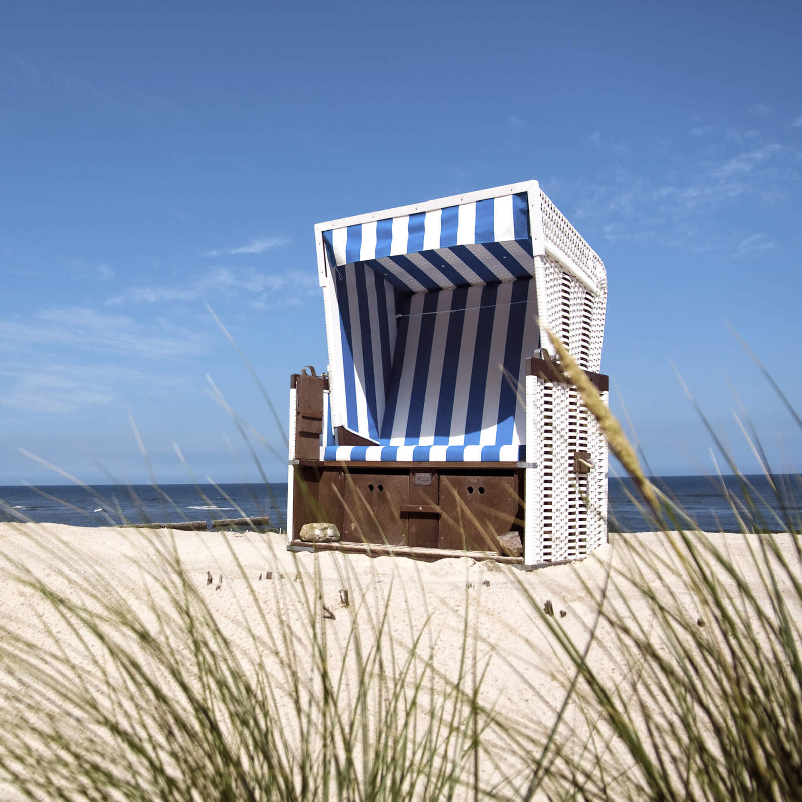 Leinwandbild STRANDKORB - blau-beige - 50x50 cm
