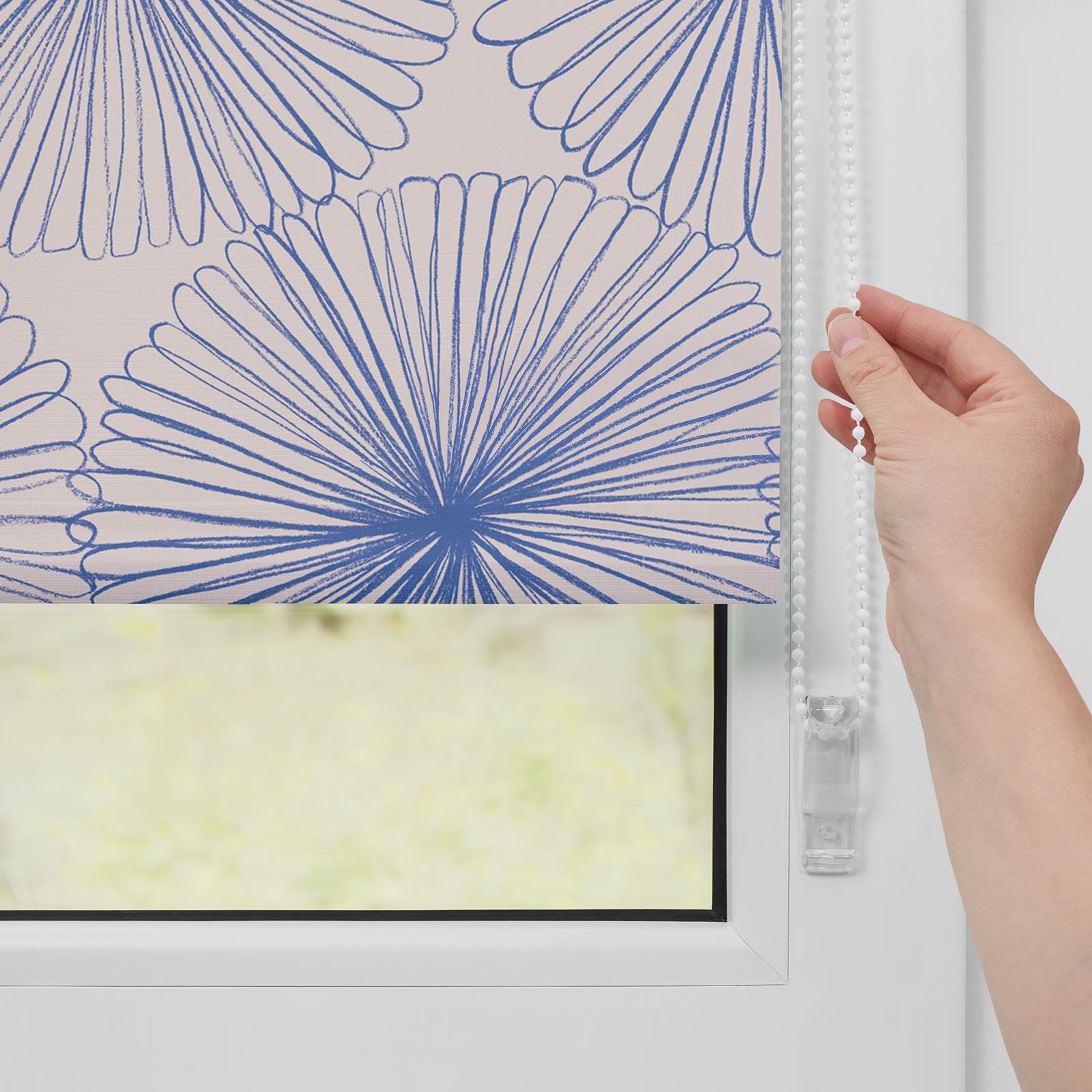 LICHTBLICK Verdunklungsrollo FLOWER WHEEL - blau-weiß - 90x150 cm