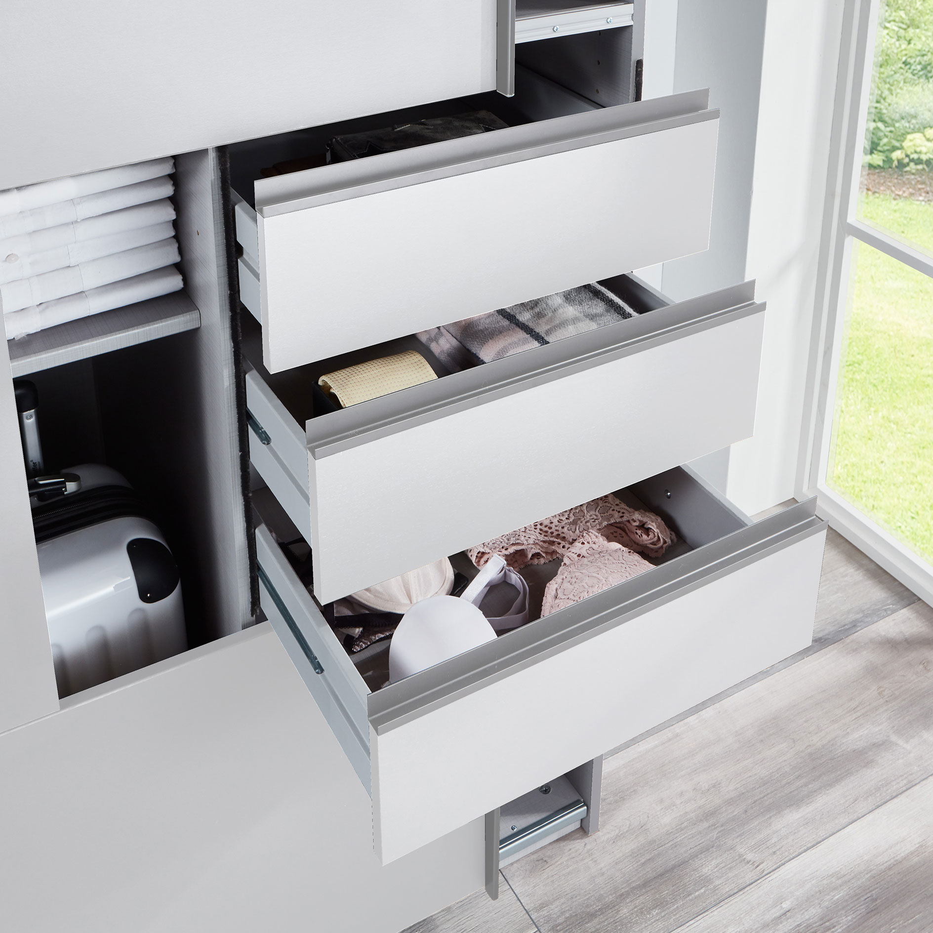 Schwebetürenschrank - weiß - mit Spiegel - 270 cm