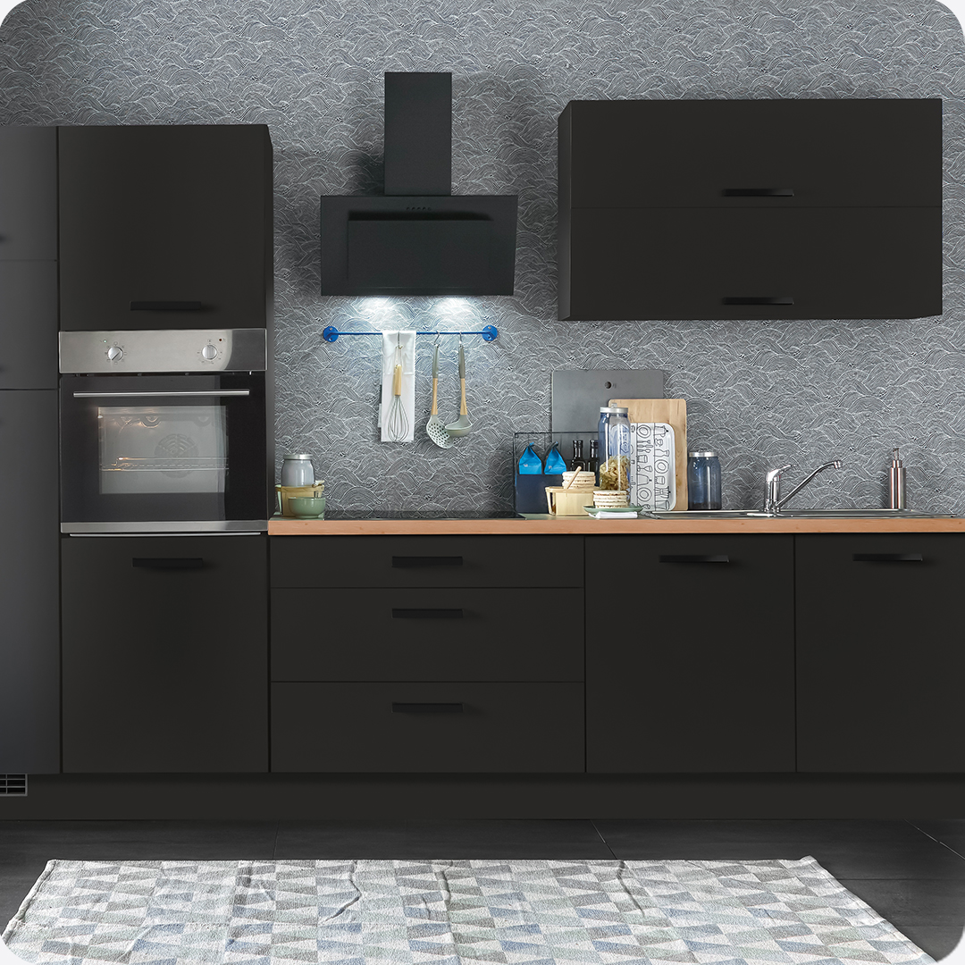 Schwarz-matte Küchenzeile mit Backofen, Holz-Arbeitsplatte und Mustertapete – ROLLER